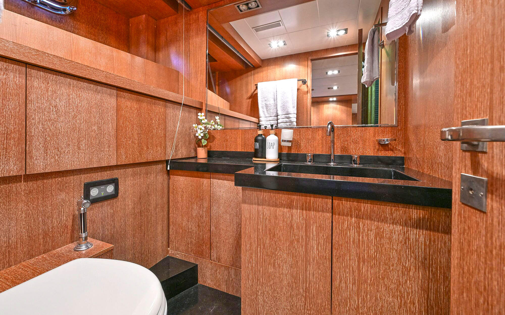 Yacht Mangusta - Overmarine 92 TissoT Yachts Switzerland