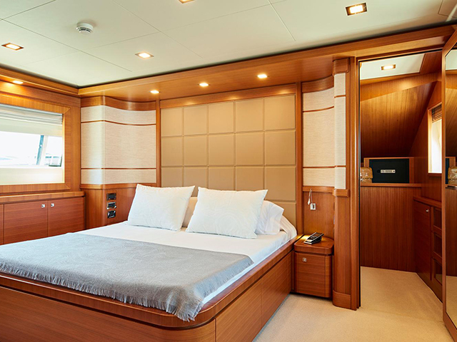 Yacht Ferretti Custom Tissot Jachten International
