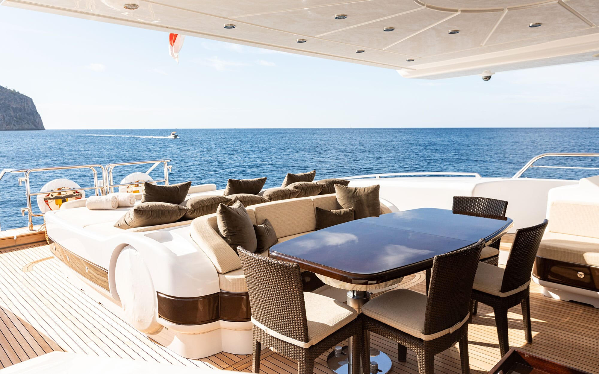 Yachts - TissoT Real Estate : Mangusta (Overmarine) 130S pièces